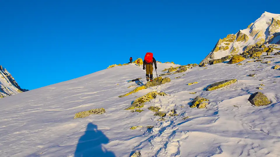 manaslu trek in winter-Larkya La Pass