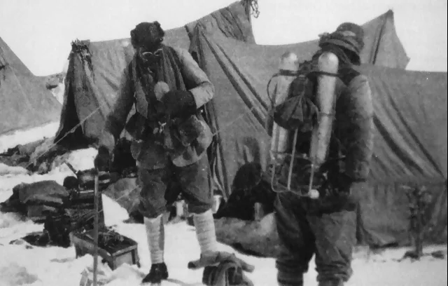 Deaths on Mount Everest - All you need to know 6 In the final known shot of them on their deadly Everest climb in June 1924, George Mallory is on the left with Andrew Irvine