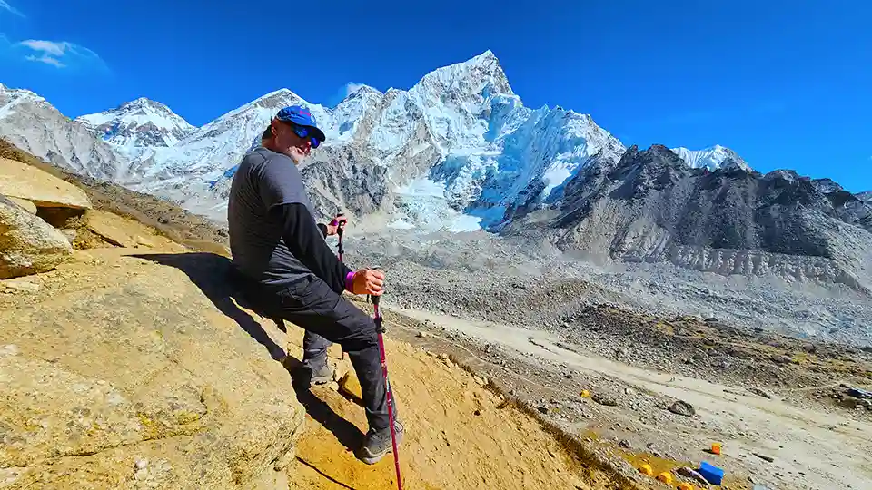 Trekker posing infront of Sagarmatha