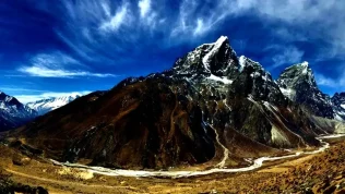 Amphu Laptsa Pass Trek with Everest Base Camp